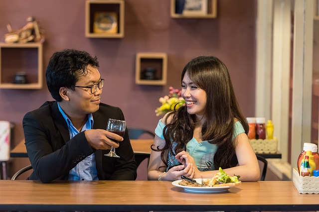 Psychologie et vie de couple : l’importance des sorties aux restaurants