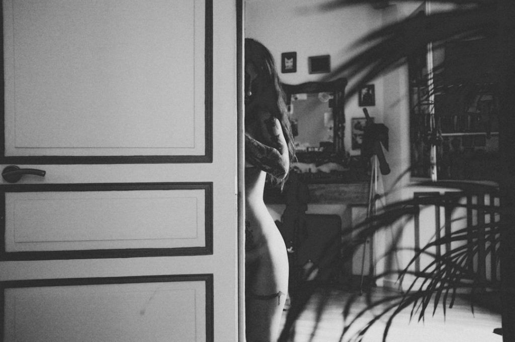 découvrez l'art de la sensualité : explorez les nuances de l'érotisme, l'intimité et la connexion humaine à travers des conseils, des idées et des inspirations pour nourrir vos relations et éveiller vos sens.