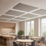 Illustration d’un espace contemporain où le traitement acoustique du plafond améliore nettement le confort sonore. L’ambiance reste élégante, sobre et premium, sans alourdir la décoration.
