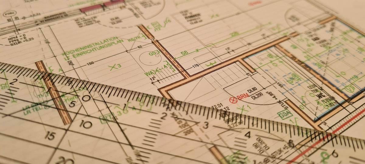 Feuille de plan architectural avec règle et équerre posées dessus Feuille de plan architectural avec règle et équerre posées dessus